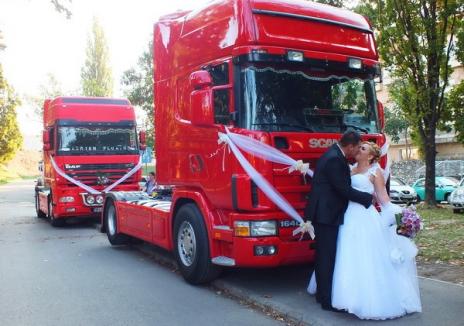 Miri noncoformişti: În ziua nunţii, s-au plimbat cu TIR-urile (FOTO)